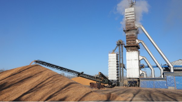 烘糧噸成本降至28元！300噸烘干塔用上秸稈直燃熱風(fēng)爐，相比燃煤一天節(jié)省一萬六！